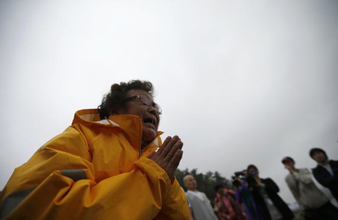 A family member of a passenger onboard the capsized South Korean ferry Sewol cries while praying during a Buddhist ritual at a port where family members gathered to wait for news from the rescue team in Jindo April 18, 2014. REUTERS-Kim Hong-Ji