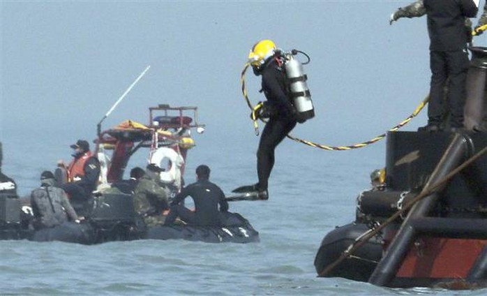 A diver jumps into the sea near an area where the capsized passenger ship Sewol sank during a rescue operation in Jindo April 24, 2014. REUTERS-Yonhap