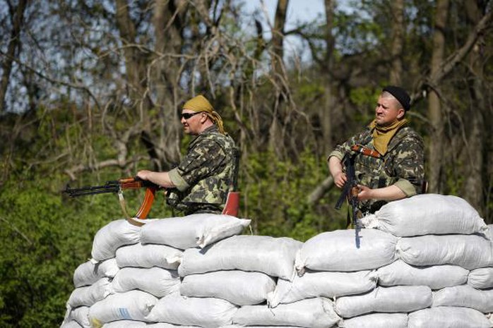 Ukrainian soldiers stand guard at a checkpoint in the village of Malinivka, east of Slaviansk in eastern Ukraine April 24, 2014. REUTERS-Marko Djurica