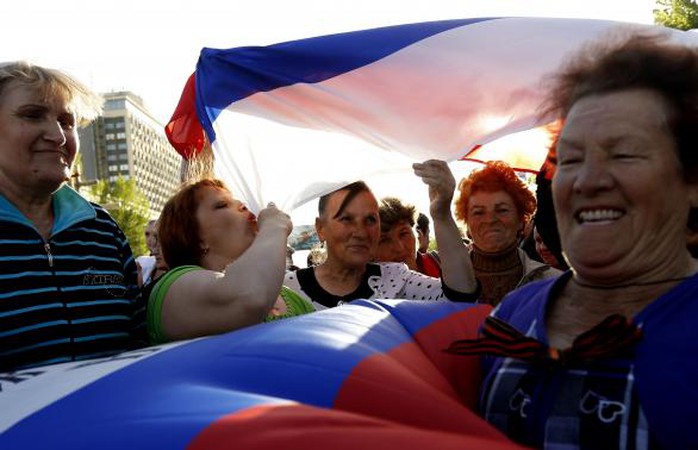 Pro-Russian protesters take part in a rally near the seized office of the SBU state security service in Luhansk, eastern Ukraine, April 27, 2014. REUTERS-Vasily Fedosenko