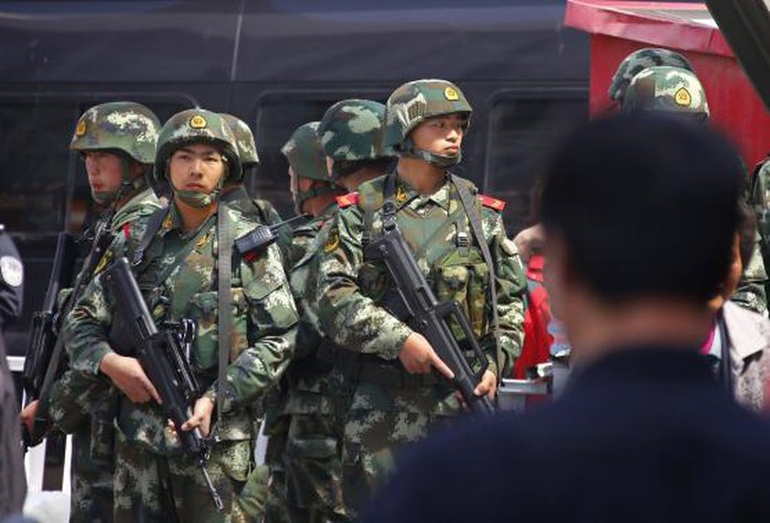 Paramilitary policemen stand guard near the exit of the South Railway Station, where three people were killed and 79 wounded in a bomb and knife attack on Wednesday, in Urumqi, Xinjiang Uighur Autonomous region, May 1, 2014. REUTERS-Petar Kujundzic