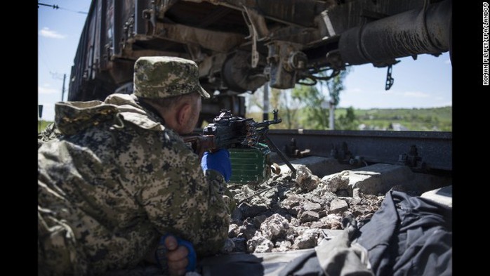 Phần tử vũ trang thân Nga chốt tại tuyến đường sắt gần Slovyansk – Ukraine ngày 6-5. Ảnh: EPA