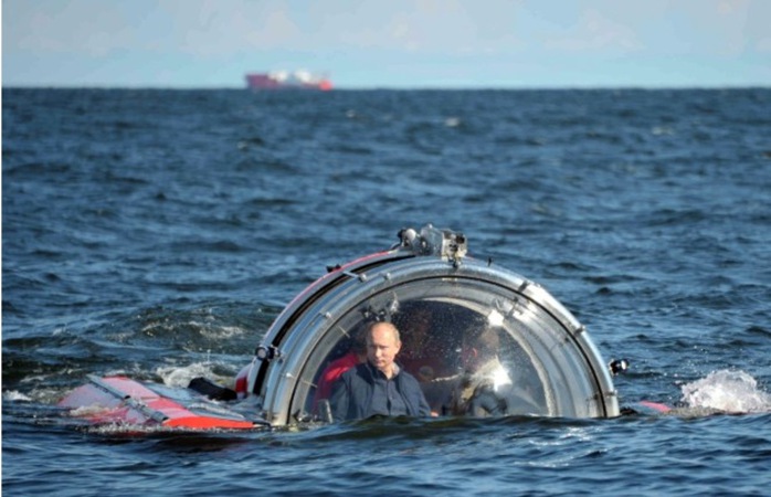 http://cdn.elhombre.com.br/wp-content/uploads/2013/07/Putin-Submarine.jpg