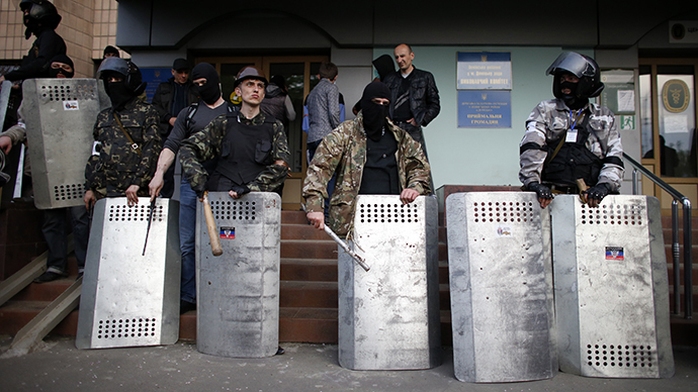 Protesters stand guard at the entrance of the district council building in Donetsk, eastern Ukraine May 4, 2014. (Reuters / Marko Djurica)