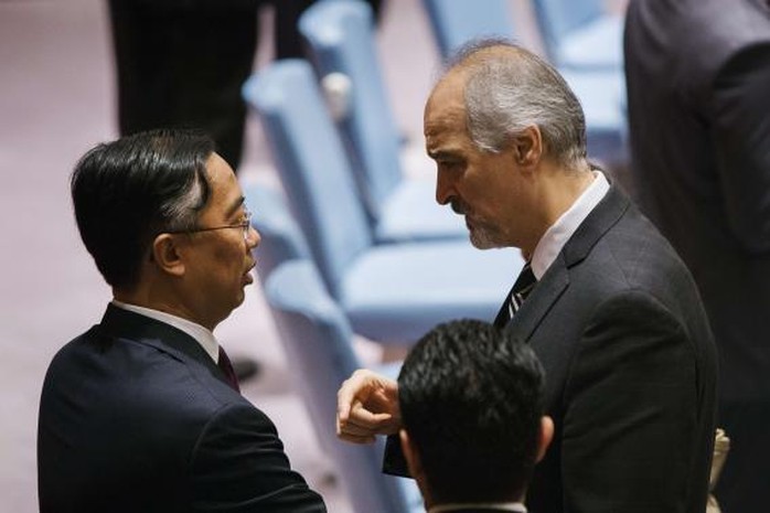 Syrias U.N. Ambassador Bashar Jaafari (R) speaks to Chinas deputy U.N. Ambassador Wang Min during a meeting of the United Nations Security Council at the U.N. headquarters in New York May 22, 2014. REUTERS-Lucas Jackson