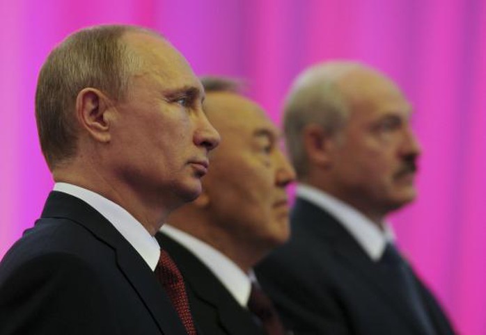 Russian President Vladimir Putin (L), Kazakh President Nursultan Nazarbayev (C) and Belarus President Alexander Lukashenko stand for a photograph before a meeting of the Eurasian Economic Union in Astana May 29, 2014.  REUTERS/Mikhail Klimentyev/RIA Novosti/Kremlin