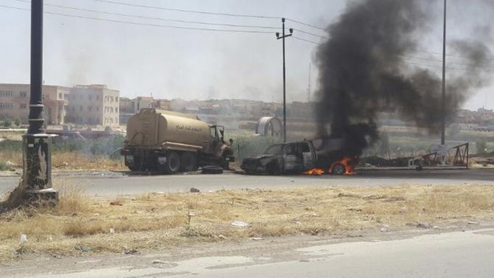 Burning vehicles belonging to Iraqi security forces are seen during clashes between Iraqi security forces and al Qaeda-linked Islamic State in Iraq and the Levant (ISIL) in the northern Iraq city of Mosul, June 10, 2014. REUTERS-Stringer