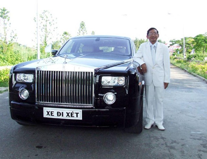 Đại gia Lê Ân đang sở hữu Rolls Royce Phantom, từng gây ồn ào với những phát ngôn gây tranh cãi. Đại gia Lê Ân đang sở hữu Rolls Royce Phantom, từng gây ồn ào với những phát ngôn gây tranh cãi.