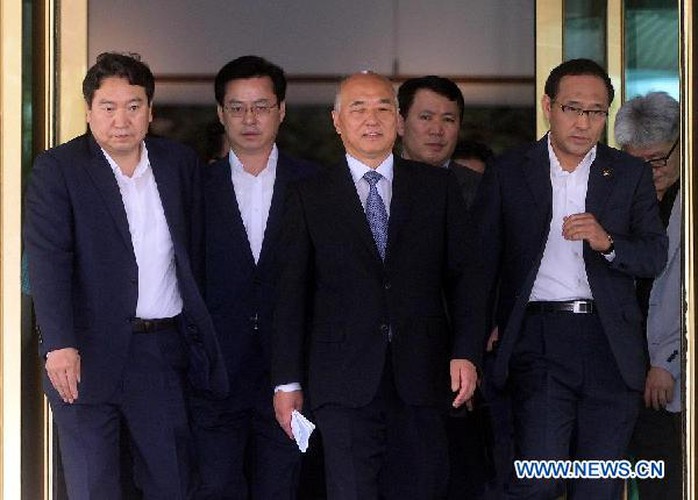 South Koreas Prime Minister nominee Moon Chang-keuk (C) leaves after a televised press conference in Seoul, South Korea, on June 24, 2014. Moon Chang-keuk offered to resign from his candidacy Tuesday, two weeks after being nominated for the governments No. 2 post, amid rising criticism for his past pro-Japanese comments. (Xinhua/Newsis) 