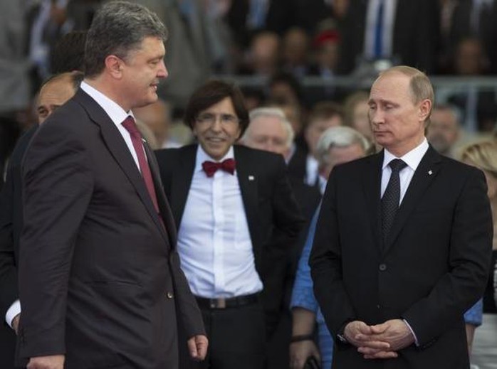 Ukraines President-elect Petro Proshenko (L) walks past Russian President Vladimir Putin (R) during the commemoration ceremony for the 70th anniversary of D-Day at Sword beach in Ouistreham June 6, 2014.    REUTERS/Alexander Zemlianichenko/Pool