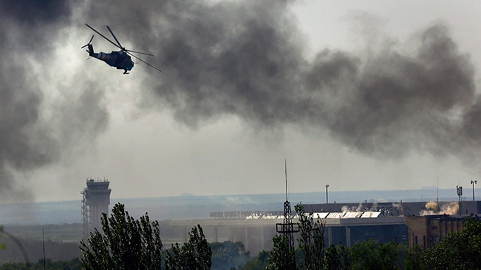 A Ukrainian helicopter Mi-24 gunship fires its cannons against anti-government forces at the main terminal building of Donetsk international airport May 26, 2014 (Reuters / Yannis Behrakis)