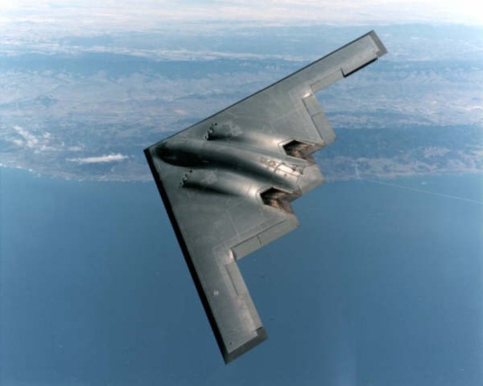 http://www.worldwide-military.com/Military%20Aircraft/US%20Bombers%20plaatjes/Groot/USAF%20-%20Plane%20-%20B-2%20Spirit%20banking%20over%20coast%20line.jpg