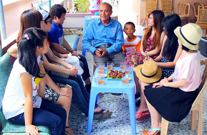 Ông Ba Mọi (áo xanh) dù tất bật nhưng hằng ngày vẫn dành phần lớn thời gian đón tiếp khách tham quan, đoàn nào cũng được ông giải thích cặn kẽ về cách trồng nho và sản xuất rượu, si rô nho. Ông Ba Mọi (áo xanh) dù tất bật nhưng hằng ngày vẫn dành phần lớn thời gian đón tiếp khách tham quan, đoàn nào cũng được ông giải thích cặn kẽ về cách trồng nho và sản xuất rượu, si rô nho.