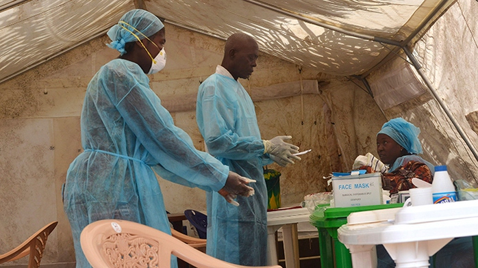 Health workers take blood samples for Ebola virus testing at a screening tent in the local government hospital in Kenema, Sierra Leone, June 30, 2014 (Reuters / Tommy Trenchard)