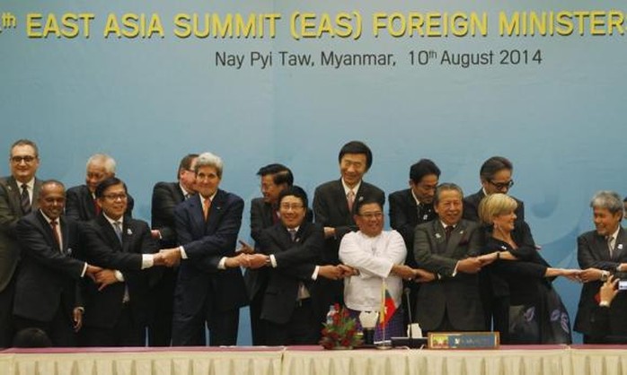 Foreign dignitaries hold hands as they pose for a photo before the 4th East Asia Summit (EAS) Foreign Ministers meeting at the Myanmar International Convention Centre (MICC) in Naypyitaw, August 10, 2014. REUTERS/ Soe Zeya Tun