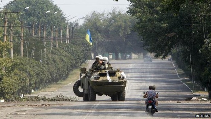 Ukrainian forces patrol near Vuhlehirsk, 14 Aug