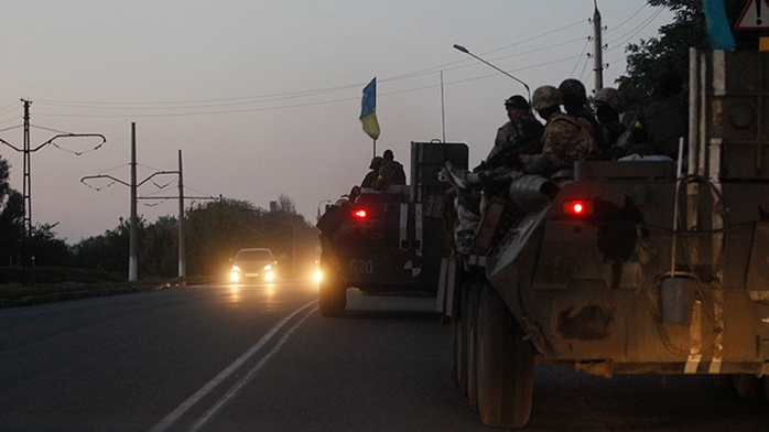 A convoy of Ukrainian armoured personnel carriers drive on a road in the eastern Ukrainian town of Kramatorsk, August 19, 2014 (Reuters / Valentyn Ogirenko)