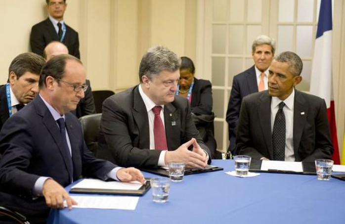 French President Francois Hollande (L), Ukrainian President Petro Poroshenko (C) and U.S. President Barack Obama (R) meet to discus Ukraine at the NATO summit at the Celtic Manor resort, near Newport, in Wales September 4, 2014.  REUTERS-Alain Jocard-Pool