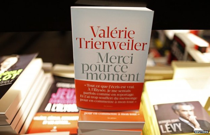 Trierweiler book on display in Paris (4 Sept)