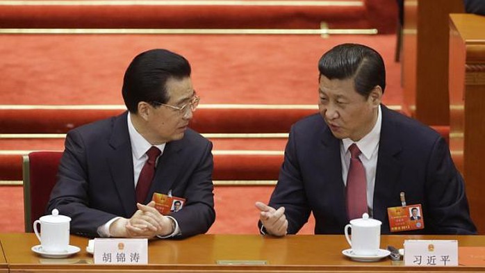 Chủ tịch đương nhiệm Tập Cận Bình (trái) và cựu Chủ tịch Hồ Cẩm Đào

tại một phiên họp của Đại hội Nhân dân Trung Quốc (NPC) tháng 3-2013 ở Bắc Kinh  Ảnh: REUTERS