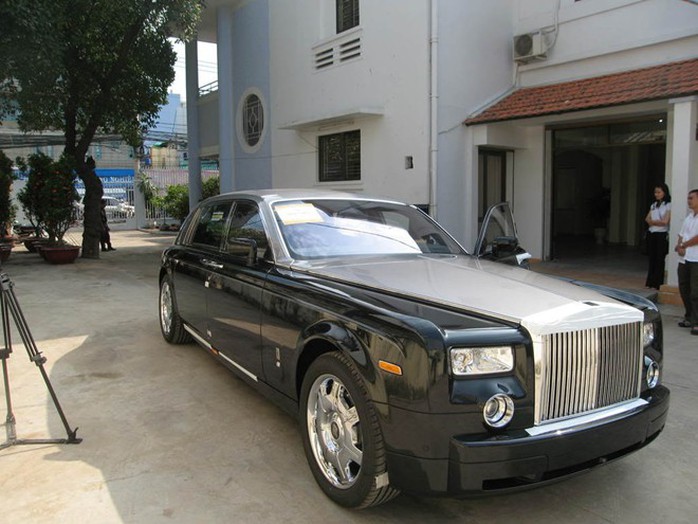 Phantom của bà Bạch Diệp là chiếc Rolls-Royce đầu tiên được đặt hàng chính hãng. Phantom của bà Bạch Diệp là chiếc Rolls-Royce đầu tiên được đặt hàng chính hãng.
