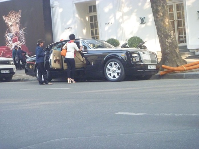 Rolls-Royce Phantom Coupe đang định cư tại Hà Nội và là chiếc độc nhất tại Việt Nam. Ảnh: Otofun. Rolls-Royce Phantom Coupe đang định cư tại Hà Nội và là chiếc độc nhất tại Việt Nam. Ảnh: Otofun.