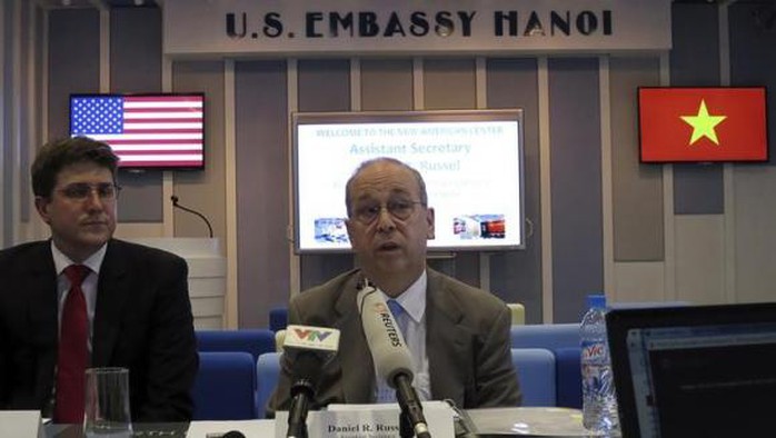 U.S. Assistant Secretary of State for East Asia and the Pacific Daniel Russel (R) speaks at a news briefing in Hanoi May 8, 2014. REUTERS/Nguyen Phuong Linh