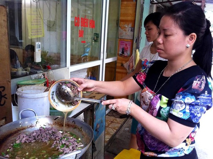 Mỗi ngày nhà chị Bùi Thu Thủy bán ra ít nhất 40kg thịt bò xào, tương ứng khoảng 300 suất ăn, thu về khoảng 13 triệu đồng. Ảnh: Diệp Sa. Mỗi ngày nhà chị Bùi Thu Thủy bán ra ít nhất 40kg thịt bò xào, tương ứng khoảng 300 suất ăn, thu về khoảng 13 triệu đồng. Ảnh: Diệp Sa.