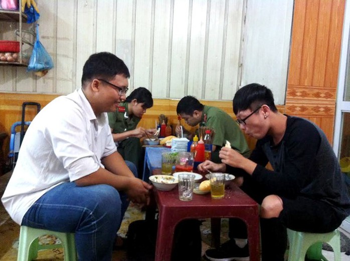 Đồ ăn ngon, nhiều, rẻ, quán bánh mì bò xào trở thành địa chỉ quen thuộc của Kiều Lê Kiên (trái), SV Học viện Bưu chính Viễn thông. Ảnh: Diệp Sa. Đồ ăn ngon, nhiều, rẻ, quán bánh mì bò xào trở thành địa chỉ quen thuộc của Kiều Lê Kiên (trái), SV Học viện Bưu chính Viễn thông. Ảnh: Diệp Sa.