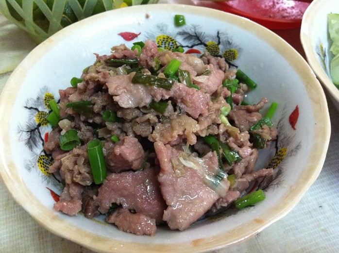 Mỗi suất gồm thịt bò xào ăn với bánh mì hoặc mì tôm, có giá 45.000 - 50.000 đồng. Thịt bò được chủ quán ướp với sả, tiêu, đường, mắm... trong vài phút rồi xào cho khách. Một suất có thể thay thế bữa ăn chính trong ngày. Ảnh: Diệp Sa. Mỗi suất gồm thịt bò xào ăn với bánh mì hoặc mì tôm, có giá 45.000 - 50.000 đồng. Thịt bò được chủ quán ướp với sả, tiêu, đường, mắm... trong vài phút rồi xào cho khách. Một suất có thể thay thế bữa ăn chính trong ngày. Ảnh: Diệp Sa.