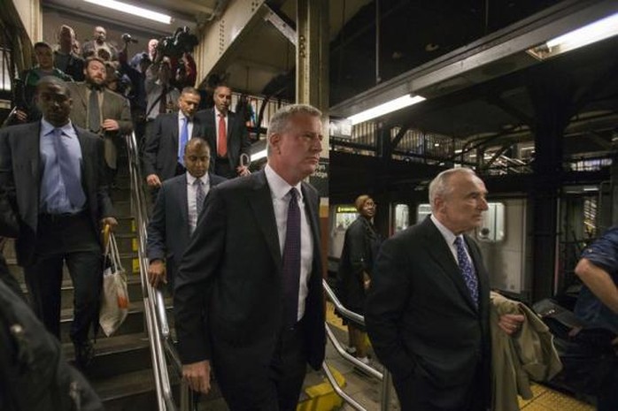 New York Mayor Bill de Blasio (C) and New York City Police Commissioner William Bratton (R) enter the City Hall subway station while on their way to give a news conference in New York September 25, 2014.  REUTERS-Adrees Latif