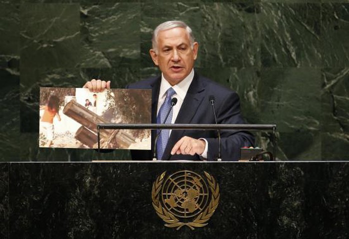 Israels Prime Minister Benjamin Netanyahu holds up a photograph as he addresses the 69th United Nations General Assembly at the U.N. headquarters in New York September 29, 2014. REUTERS-Mike Segar