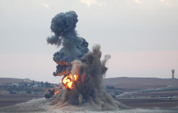 Smoke and flames rise over a hill near the Syrian town of Kobani after an airstrike, as seen from the Mursitpinar crossing on the Turkish-Syrian border in the southeastern town of Suruc in Sanliurfa province, October 23, 2014.   REUTERS-Kai Pfaffenbach