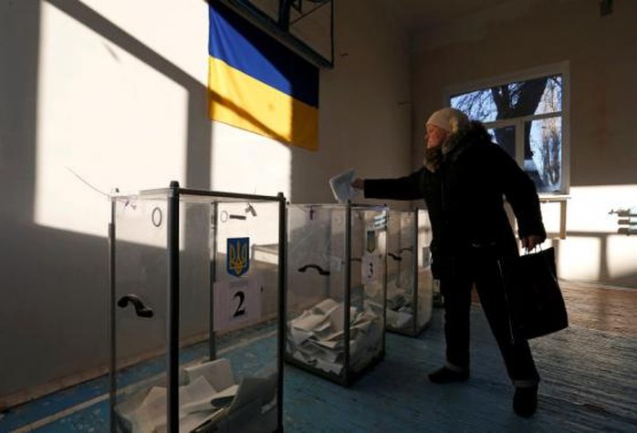 A woman casts a ballot during a parliamentary election at a school gym in the village of Semyonovka near Slaviansk, eastern Ukraine, October 26, 2014. REUTERS-Vasily Fedosenko
