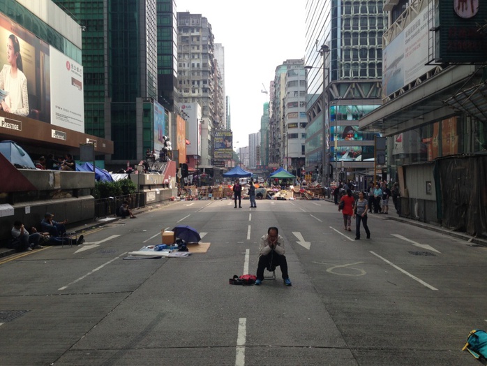 Một người biểu tình “thiền tọa” ở Mongkok. Ảnh: WORLD POST