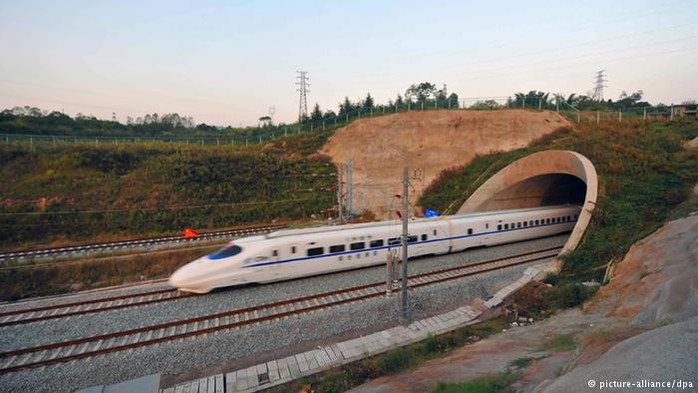 A high-speed train exiting a tunnel in China Photo: ©ChinaFotoPress/MAXPPP - 