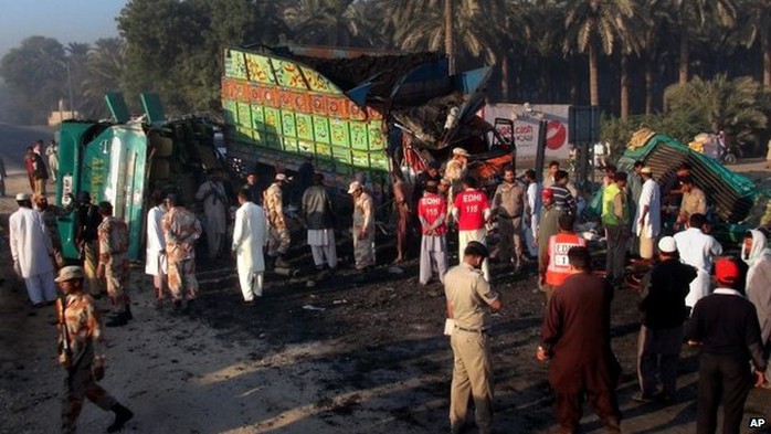 Pakistani emergency services at the scene of the crash in Khairpur district (11 November 2014) 