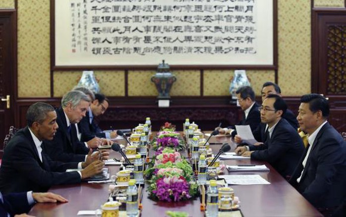 U.S. President Barack Obama (L) talks to Chinas President Xi Jinping (R) during a meeting after participating in the Asia Pacific Economic Cooperation (APEC) summit, at the Zhongnanhai leadership compound in Beijing November 11, 2014. REUTERS/Kim Kyung-Hoon