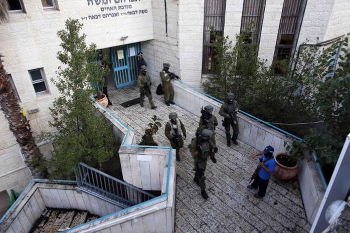 Israeli security personnel search a religious Jewish Yeshiva next to a synagogue, where a suspected Palestinian attack took place, in Jerusalem, November 18, 2014.  REUTERS-Ronen Zvulun