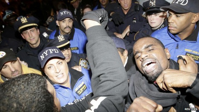 Protesters are removed from blocking the Lincoln Tunnel by the New York Police in New York, 25 November 2014.