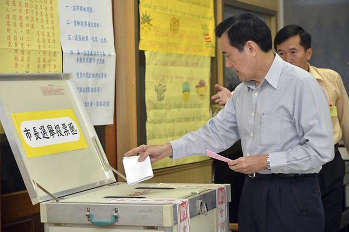 Taiwans President Ma Ying-jeou casts his ballot at a voting station during local elections in Taipei November 29, 2014. REUTERS/Frank Sun/Pool (TAIWAN - Tags: POLITICS ELECTIONS TPX IMAGES OF THE DAY)