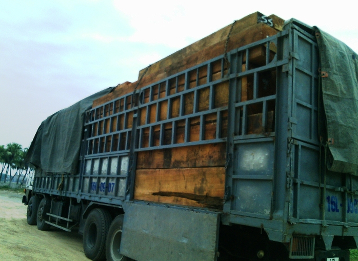 Một chiếc xe chở gỗ khủng bị CSGT bắt giữ trước đó vào khuya ngày 19-12