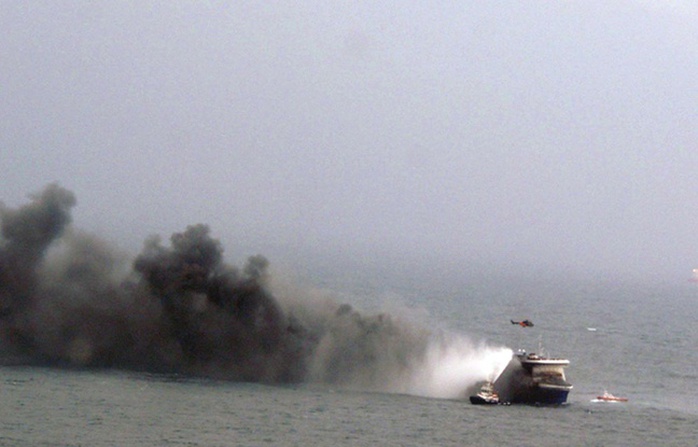 Le ferry italien Norman Atlantic en flammes, secouru le 28 décembre 2014 au large de la Grèce.