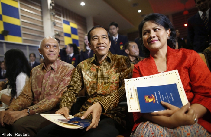Vợ chồng Tổng thống Widodo tại lễ tốt nghiệp của con trai. Ảnh: Reuters