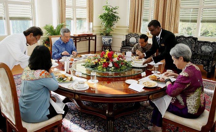 Tổng thống Indonesia dùng bữa sáng với Thủ tướng Singapore Lý Hiển Long (áo xanh) hôm 22-11. Ảnh: Facebook