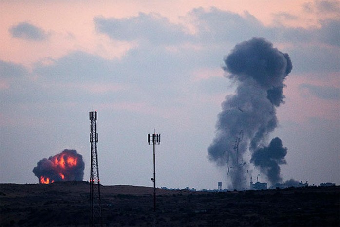 Khói bốc lên sau một cuộc không kích của Israel vào phái bắc Dải Gaza. Ảnh: Reuters