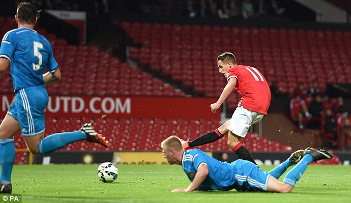 Januzaj tỏa sáng vớ 3 bàn thắng cho U21 M.U