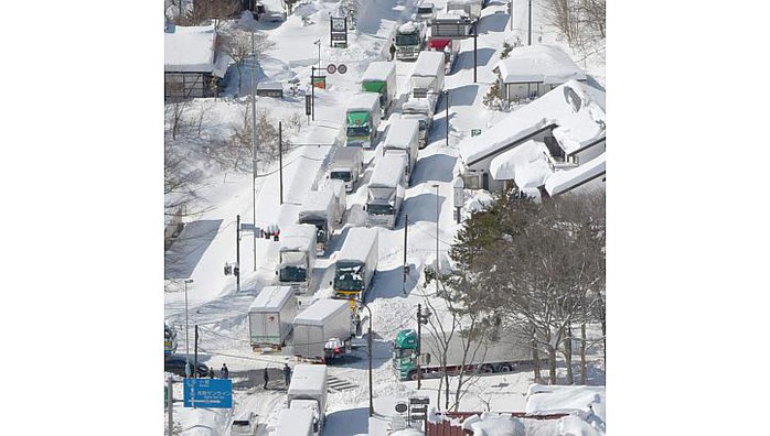Hàng trăm ô tô và xe tải bị mắc kẹt trong lớp tuyết dày ở Karuizawa. Ảnh: Reuters