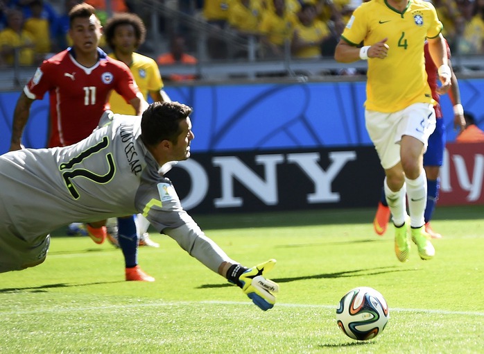 Tuy nhiên cũng chỉ 14 phút sau, Alexis Sanchez đã gỡ hòa cho Chile sau sai sót của hàng phòng ngự Brazil