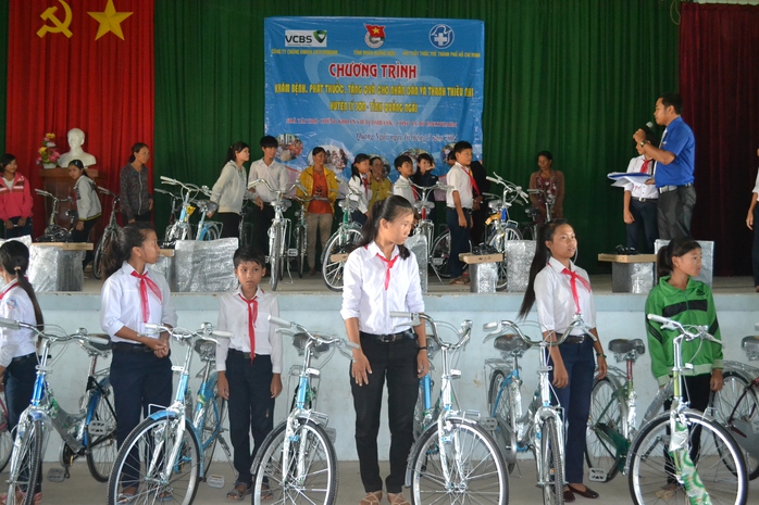 Trao tặng xe đạp cho học sinh nghèo vượt khó học giỏi.